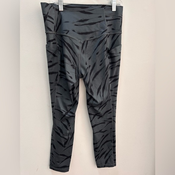 ATHLETA 7/8 Salutation legging - Picture 3 of 6